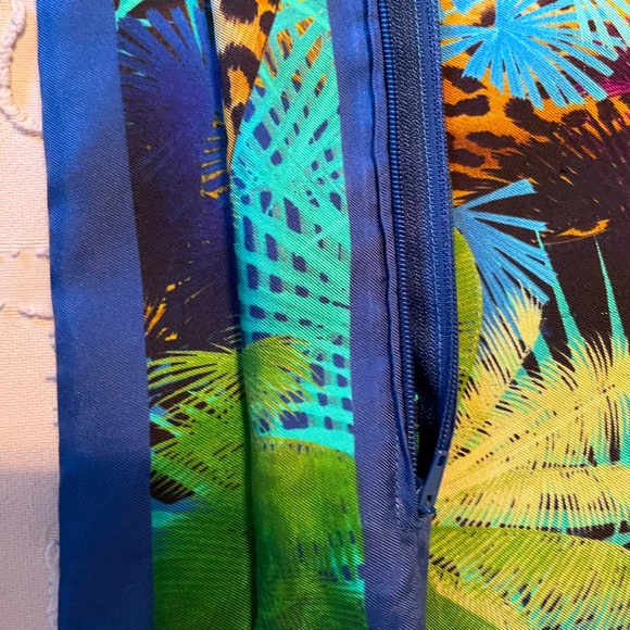 Salvatore Ferragamo Silk pillow case 18x18 with zipper , like new , hardly used. - Picture 6 of 6